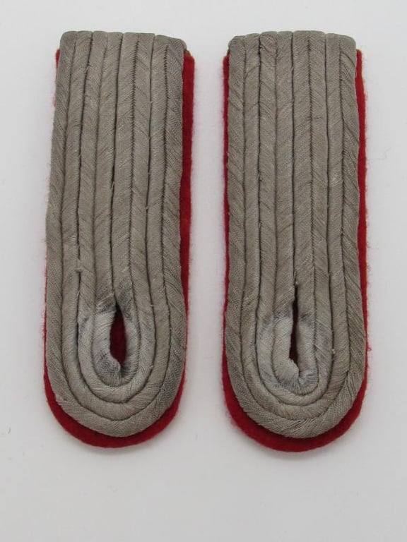 Wehrmacht Artillery Lieutenant shoulder boards & collar tabs