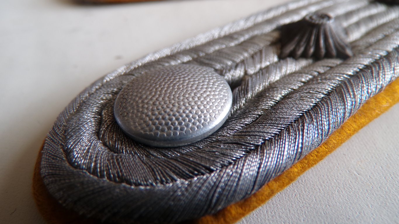 Shoulderboard for a cavalry / rec. Hauptmann