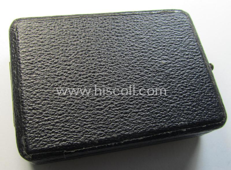 Attractive - and quite unusual! - WWI-period: 'Eisernes Kreuz II. Klasse' (or: iron cross second class) being a maker- (ie. 'HB'-) marked example that comes stored in its luxuriously-styled, black-coloured etui as issued and found