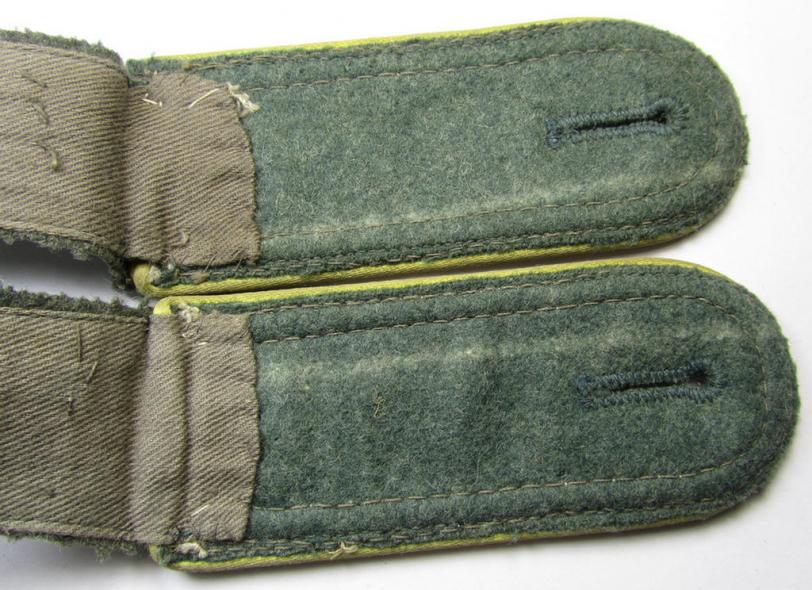 Attractive - and fully matching! - pair of so-called: 'M43'-pattern, WH (Heeres) NCO-type shoulderstraps as piped in the  bright-yellow- (ie. 'zitronengelber'-) coloured branchcolour as intended for an: 'Uffz. eines Heeres-Nachrichten-Abteilungs...