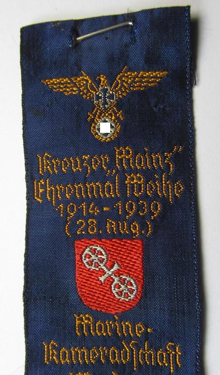 Unusually seen - commemorative and/or: 'BeVo'-like, so-called: 'Veranstaltungsabzeichen' depicting a veteran 'naval'-eagle-device coupled with the text: 'Kreuzer Mainz Ehrenmal Weihe' (and showing an interwoven makers'-designation)
