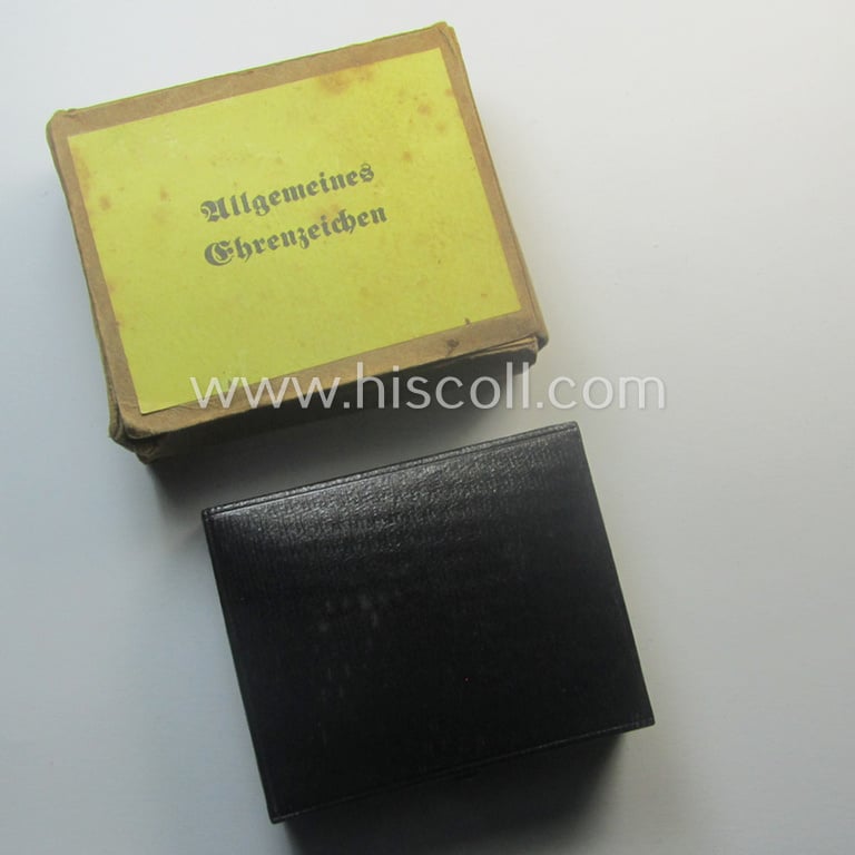 Preussen, 'Allgemeines Ehrenzeichen in Silber, 1912 - 1918' that comes stored in its period, black-coloured- and/or non-maker-marked etui and that retains its (scarce!) 'Überkarton' entitled: 'Allgemeines Ehrenzeichen'