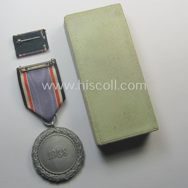 Light-weight (ie. typical aluminium-based) medal (and accompanying ribbon-bar!) as was intended for air-raid wardens 2nd. class (or: 'Luftschutz-Ehrenzeichen 2. Stufe') that comes stored in its period, dove-grey-coloured etui