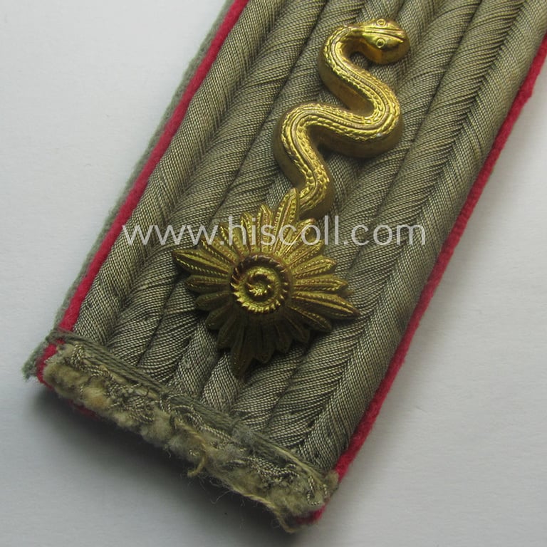 Attractive - albeit regrettably single but nevertheless not that easily found! - neatly 'cyphered' WH (Heeres) officers'-pattern shoulderboard as was intended for usage by an: 'Oberleutnant der Reserve einer Veterinär-Abtlgs.'