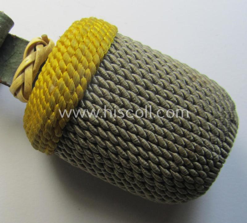 Attractive, bright-yellow- and white-coloured EM- (ie. NCO-) type side-arm knot (ie. 'Portepee' ie.: 'Troddel') as was used for the various WH-bayonets and that comes in an overall very nice- (ie. 'virtually mint- ie. unissued'-), condition