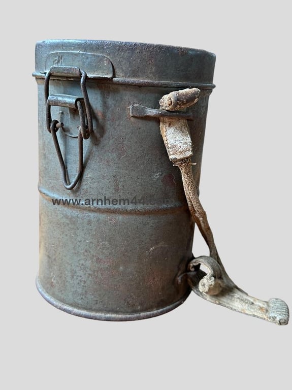 German WWI Gasmasker in Canister