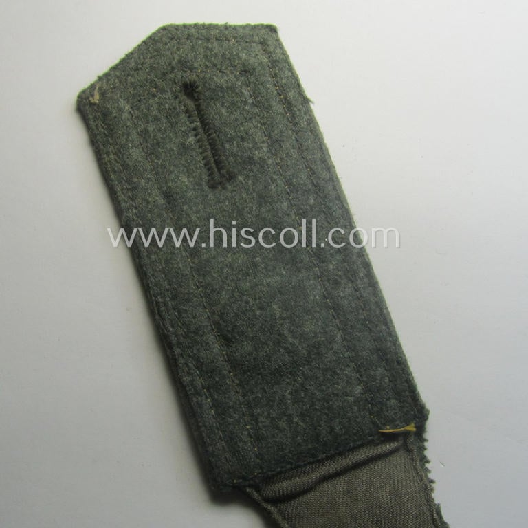 Single, 'cyphered'- (and I deem early- ie. mid-war-period) WH (Kriegsmarine) NCO-type shoulderstrap as was intended for usage by an: 'Unteroffizier eines Küsten-Artillerie-Rgts.'