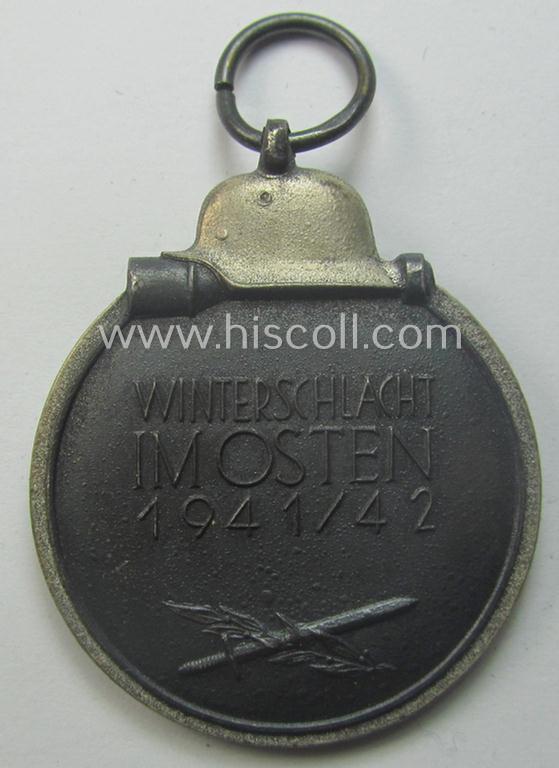 Medal-set: 'Winterschlacht im Osten 1941/42' as produced by the: 'Deschler u. Sohn'-company being a clearly maker- ie. '1'-marked specimen that came stored in its original 'Zellstoff'-based pouch of issue as found