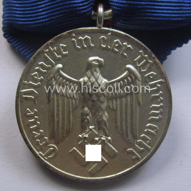 Silver-toned WH (Heeres o. KM) so-called: 'Einzelspange' showing a: 'WH-Dienstauszeichnung 4. Stufe' (as was intended for 4 years of loyal-service) and that shows a detailed, Heeres o. KM-type-eagle-device, period-attached