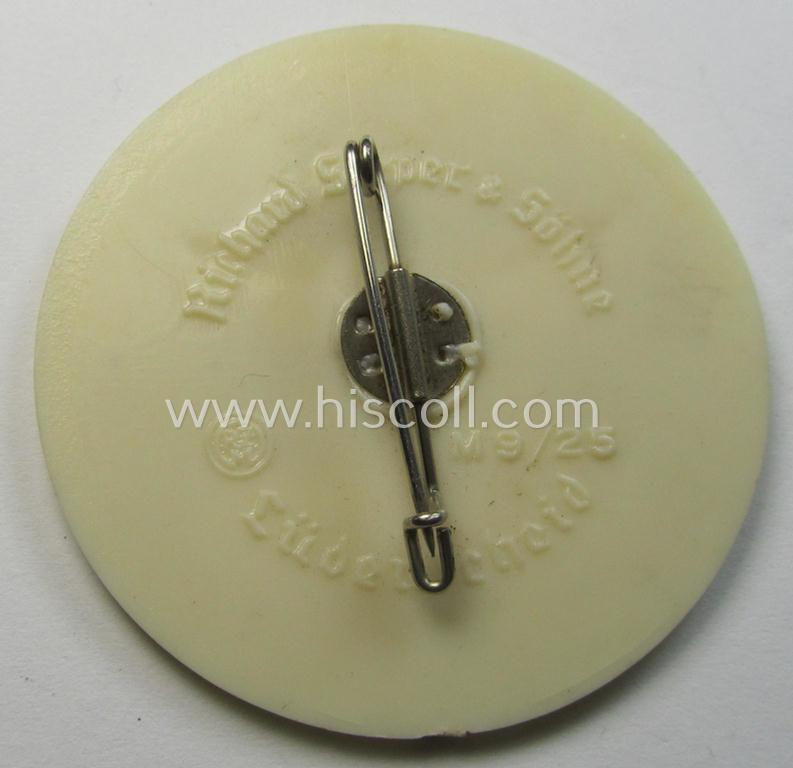 Commemorative, beige-white-coloured 'HJ'- (ie. 'Hitlerjugend'-) related 'tinnie' being a maker- (ie. 'R. Sieper & Söhne'-) marked example depicting a: 'HJ'-eagle-device surrounded by the text: 'Gebietstreffen der Fränkischen HJ - 1939'