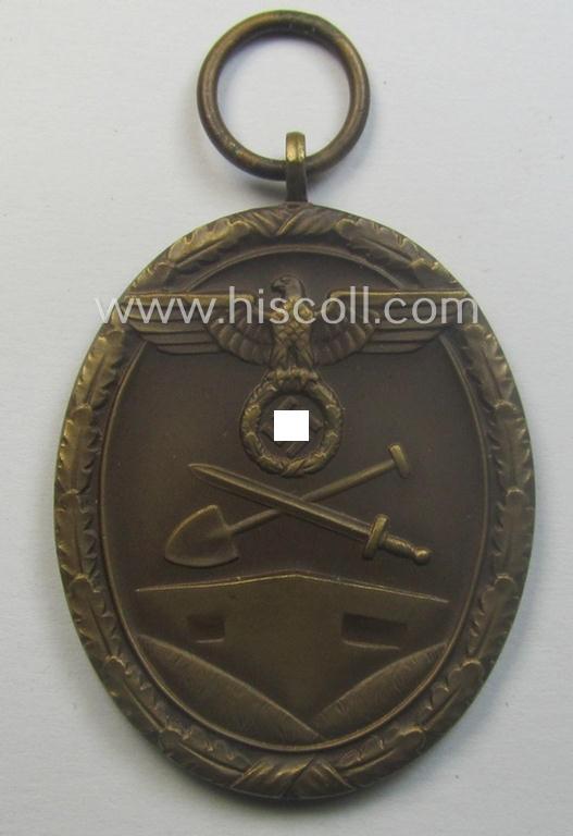 Medal-set: 'Deutsches Schutzwall Ehrenzeichen' (aka: 'Westwall'-medal) being a non-maker-marked- and/or: typical 'Buntmetall'-based specimen that comes packed in its original pouch of issue by the: 'Carl Poellath'-company