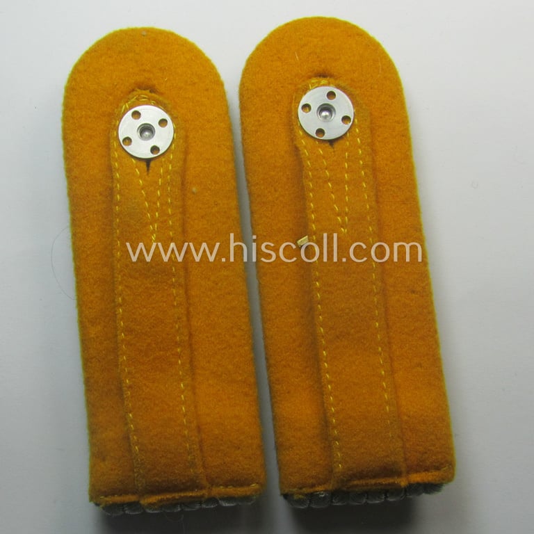 Superb - and fully matching! - pair of WH (Luftwaffe) 'dual-piped', officers'-type shoulderboards as was intended for usage by a: 'Hauptmann der Reserve eines Flieger- o. Fallschirmjäger-Rgts.'