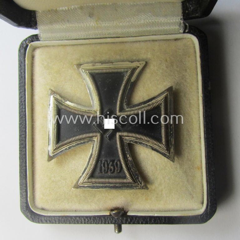 'Eisernes Kreuz 1. Kl.' (or: Iron Cross 1st class) being a (typical) maker- (ie. '4'-) marked example by the maker (ie. 'Hersteller'): 'Steinhauer & Lück' and that comes stored in its period etui