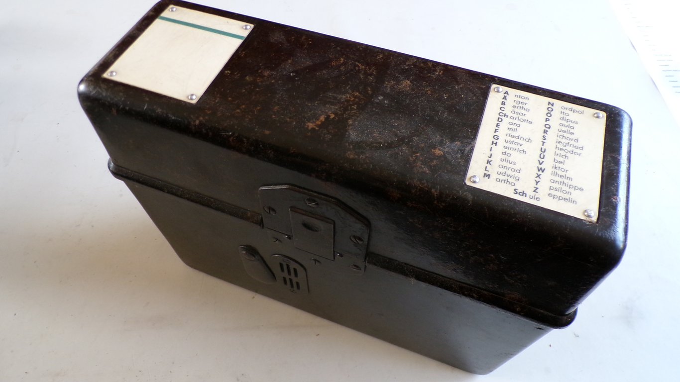 Feldfernsprecher (FF33) – Matching 1943 "Eisen"