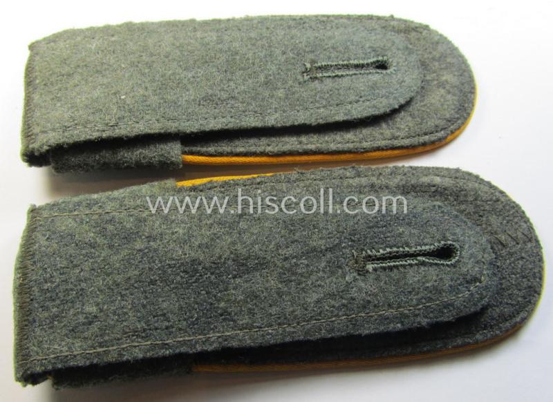 Superb - and fully matching! - pair of mid-war-period, so-called: 'M41 o. M43'-pattern, WH (Heeres) EM-type shoulderstraps that comes with its accompanying 'Überschube'-pair as intended for a: 'Soldat des Kav.-Aufklärungs-Abts. 36'