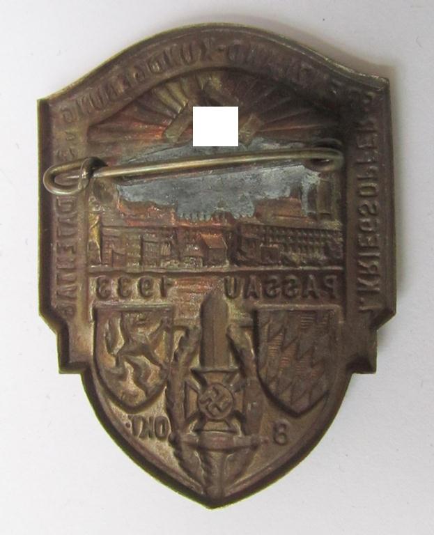 Neat, commemorative-, tin-based- and/or: golden-bronze-coloured - N.S.D.A.P.- related 'tinnie', depicting an eagle- ie. swastika-sign showing the text: '1. Kriegsopfer Grenzland Kundgebung u. Soldatentag - 8. Okt. Passau'