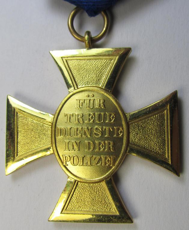 Attractive, golden-class 'Polizei-Dienstauszeichnung 1. Stufe' (or: police loyal-service medal first-class) being a non-maker-marked example that comes mounted onto its accompanying (long-sized!) ribbon (ie. 'Bandabschnitt')