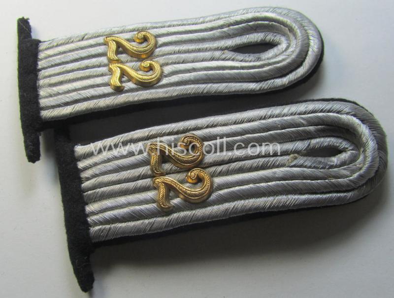 Attractive - and/or fully matching! - WH (Heeres), 'cyphered', officers'-type shoulderboard-pair (that comes mounted on its unsually seen: 'Auf der Steg'-mounting!) as was intended for a: 'Leutnant des Pionier-Batallions 22'