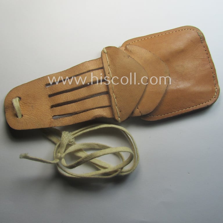 Natural-coloured- and/or genuine leather-based etui (ie. 'Tragetasche') as was intended to store an ID-disc (ie. 'Tragetasche für Erkennungsmarke')