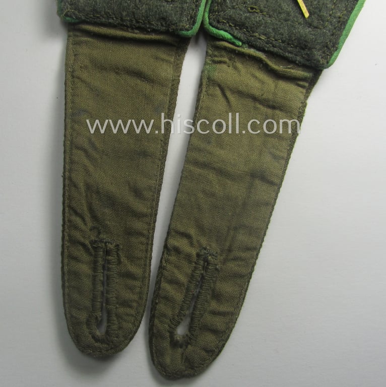Superb - fully matching and actually rarely encountered! - mid-war-pattern, WH (Heeres) 'tropical'-issued NCO-type shoulderstraps as was intended for an: 'Oberfeldwebel der Panzer-Grenadier-Trpn.'