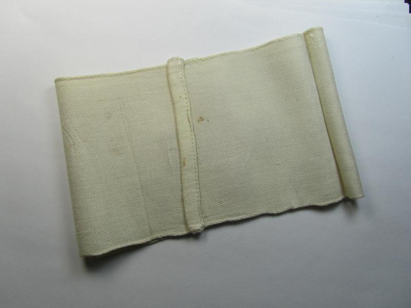Attractive, WH (Heeres) related-, linnen-based- and/or neatly 'machine-embroidered', beige-white-coloured DRK- (ie. 'Deutsches Rotes Kreuz'-) armband (ie. 'Armbinde') as was intended for a staff-member serving as a medical orderly