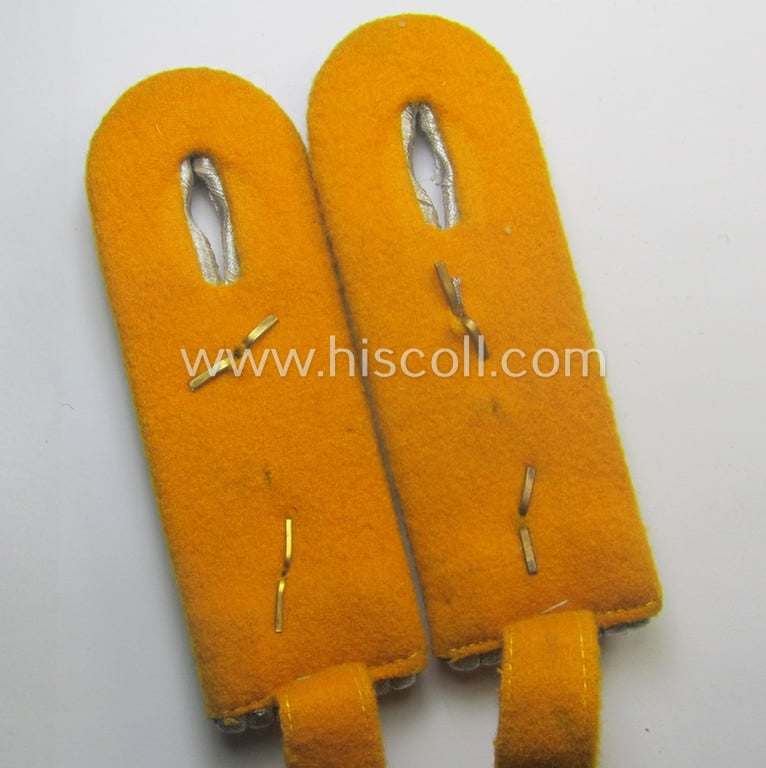 Superb - and fully matching! - pair of WH (Luftwaffe) 'dual-piped', officers'-type shoulderboards as was intended for usage by a: 'Hauptmann der Reserve eines Flieger- o. Fallschirmjäger-Rgts.'