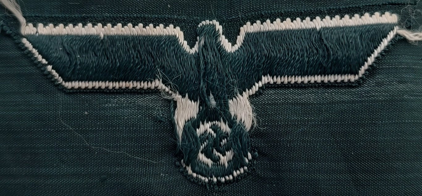 Pre/ early war period set of 3 cap eagle Schiffchenmützen-Adler für Mannschaften u. Uffz virtually mint set as executed in bluish grey coloured on a darker green background