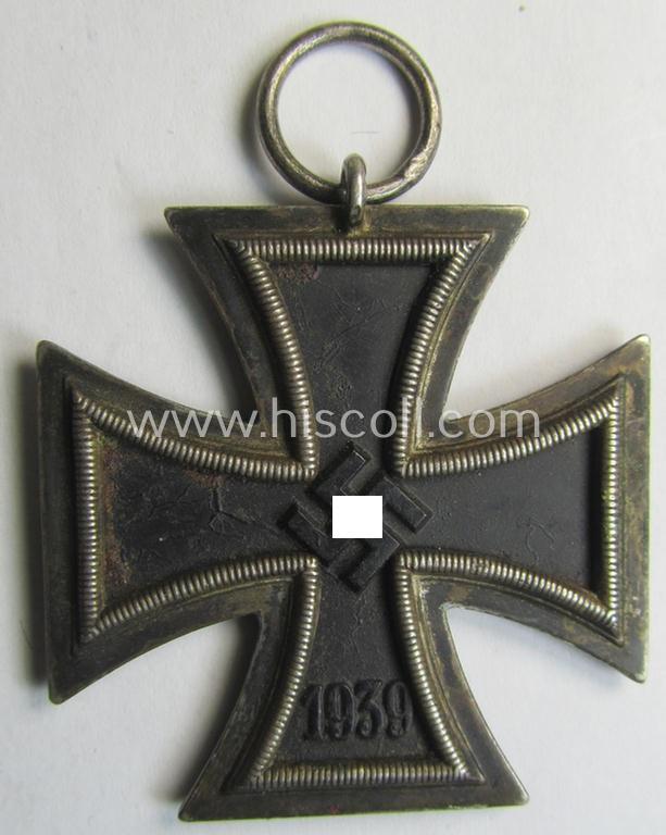 Attractive, 'Eisernes Kreuz II. Klasse' being a non-maker-marked example that comes together with its original- and never-mounted ribbon (ie. 'Bandabschnitt') as was (I deem) produced by the maker (ie. 'Hersteller'): 'AG der Hanauer Plakettenh...