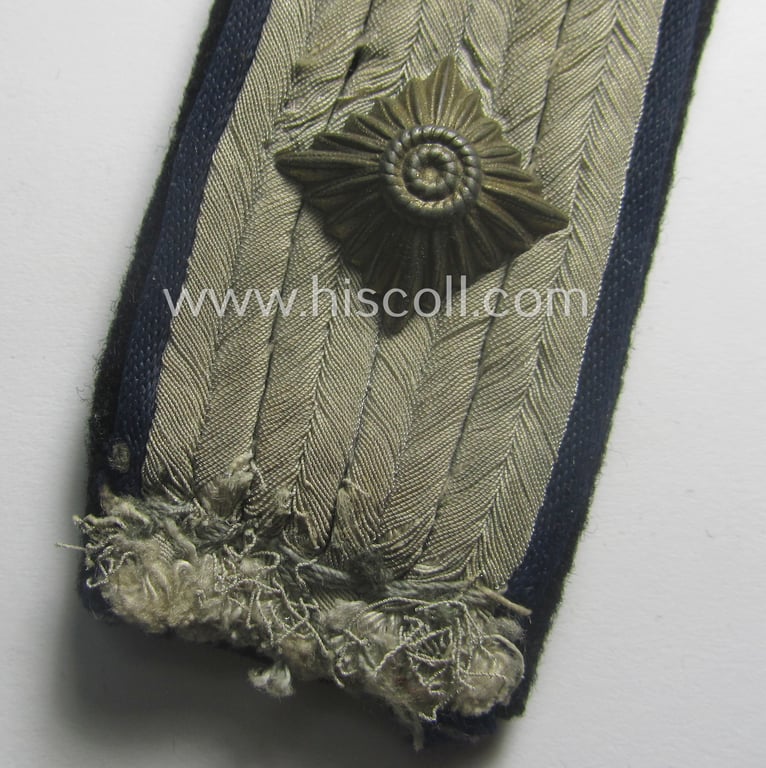 Single, Waffen-SS officers'-pattern shoulderboard as piped in the darker-blue- (ie. 'blauer'-) coloured branchcolour: 'SS-Obersturmführer o. Arzt der Sanitäts-Trpn.'