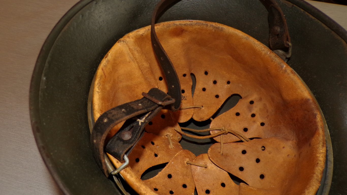 Wehrmacht M40 Single Decal Steel helmet