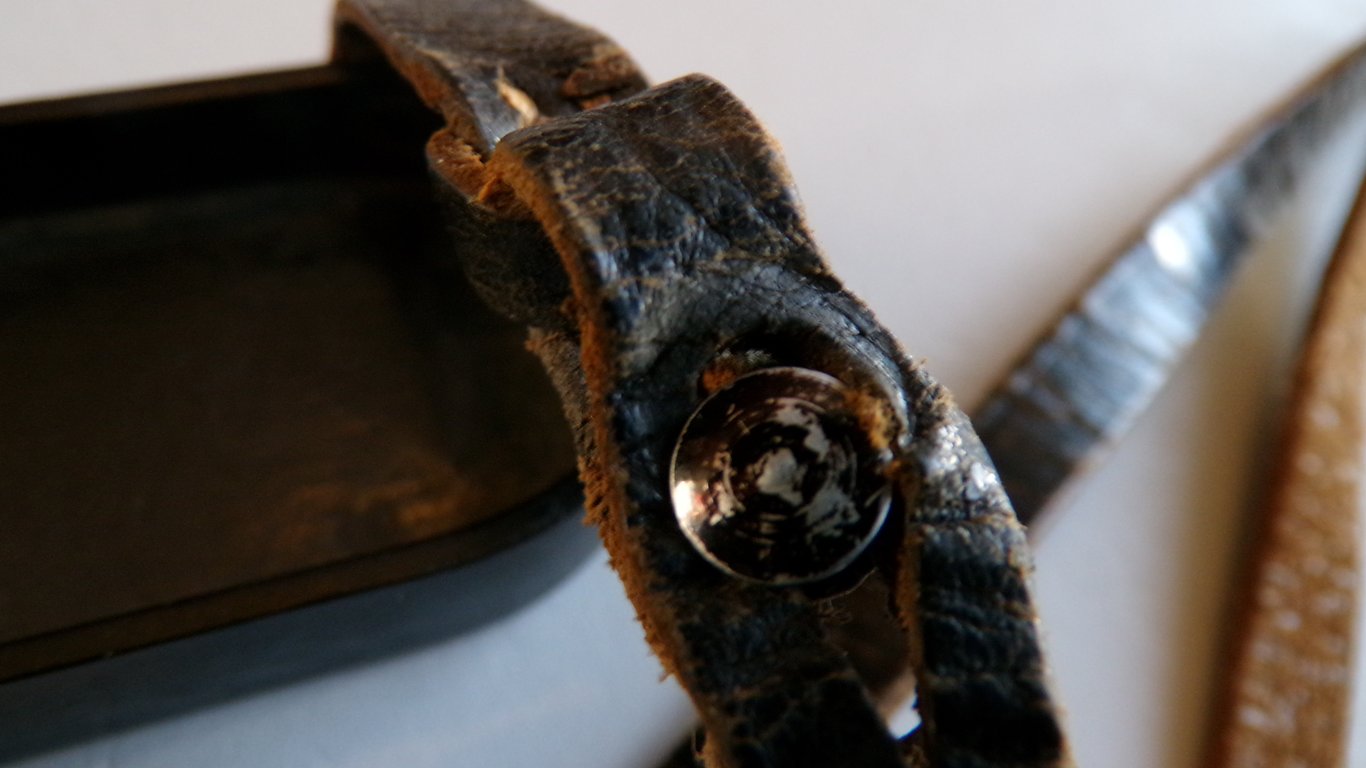 Dienstglas lens cover with sling