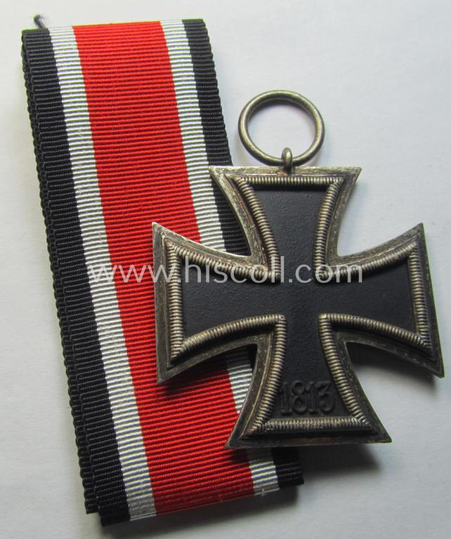 Attractive, 'Eisernes Kreuz II. Klasse' being a non-maker-marked example that comes together with its original- and never-mounted ribbon (ie. 'Bandabschnitt') as was (I deem) produced by the maker (ie. 'Hersteller'): 'Fritz Zimmermann'