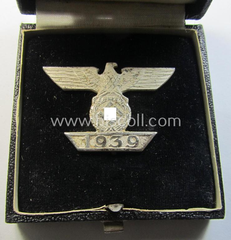 Superb - and rarely seen! - example of a: 'Wiederholungsspange zum EK I. Klasse' (or: bar to the WWI IC first-class) by the maker (ie. 'Hersteller'): 'B.H. Mayer's Kunstprägeanstalt' and that comes stored in its accompanying etui