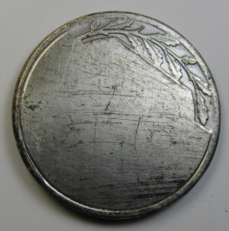 Commemorative, silver-toned- (and I deem 'Buntmetall'-based) - TR-period (ie. 'Deutsche Wehrmacht'-related) plaque (ie. 'Erinnerungs- o. nichttragbare Auszeichnungsplakette') depicting a group of artillery soldiers and canon