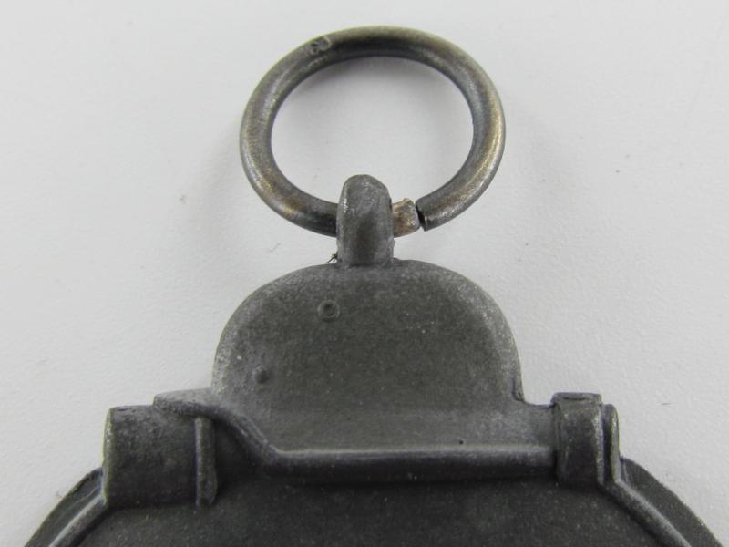 Winterschlacht im Osten 1941-42 Medal, Maker 6....Mint