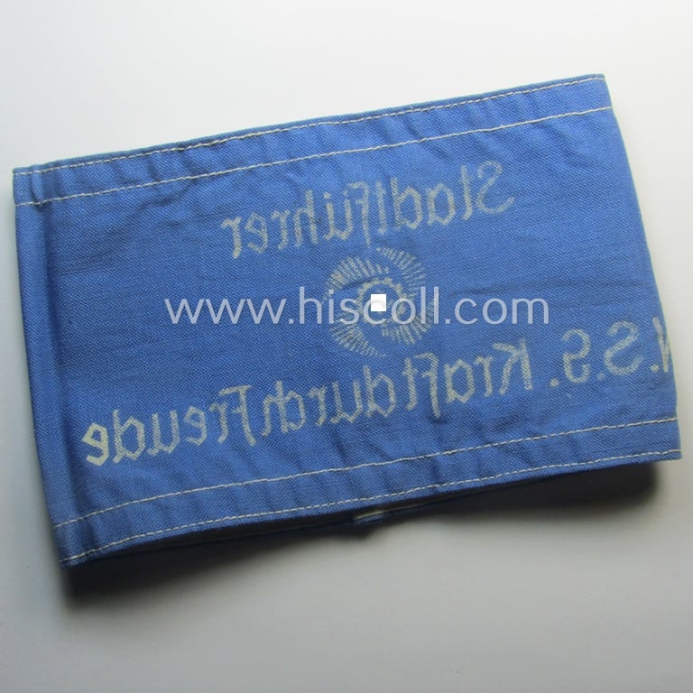 Unusually seen, linnen-based- and/or light-blue-coloured, DAF- (ie. KDF-) related armband (ie. 'Armbinde') showing white-linnen-toned borders and depicting the typical 'KDF'-logo and text: 'Stadtführer - N.S.G. Kraft durch Freude'