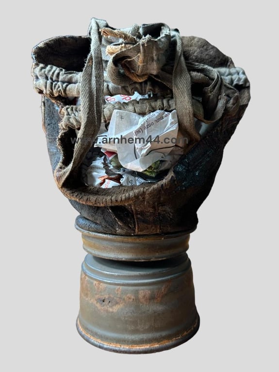 German WWI Gasmasker in Canister
