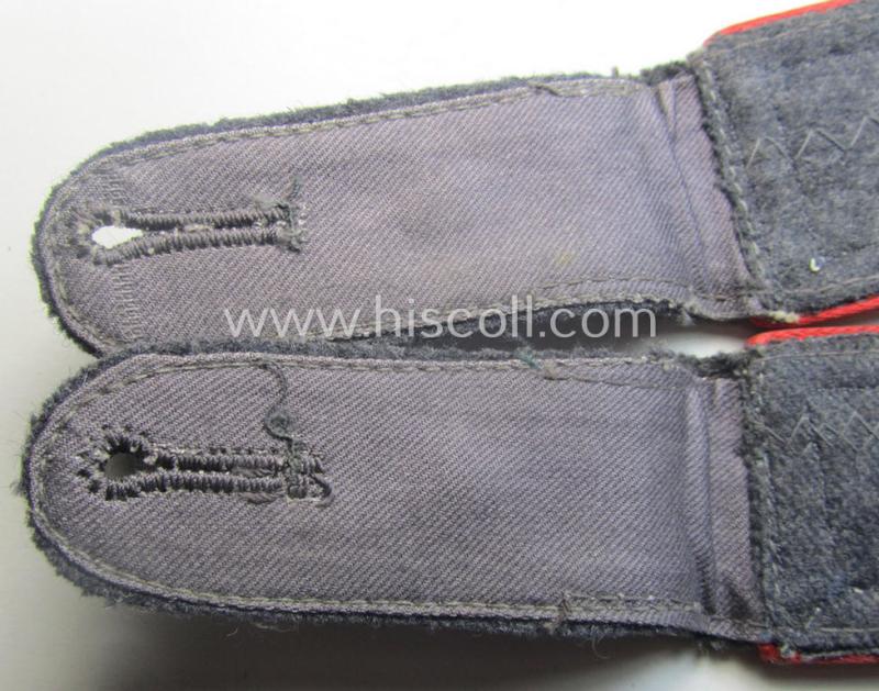 Neat - and/or fully matching! - pair of WH (Luftwaffe) NCO-type shoulderstraps as piped in the bright-red branchcolour as was intended for a: 'Feldwebel o. Wachtmeister der Flak-Art.-Trpn.'