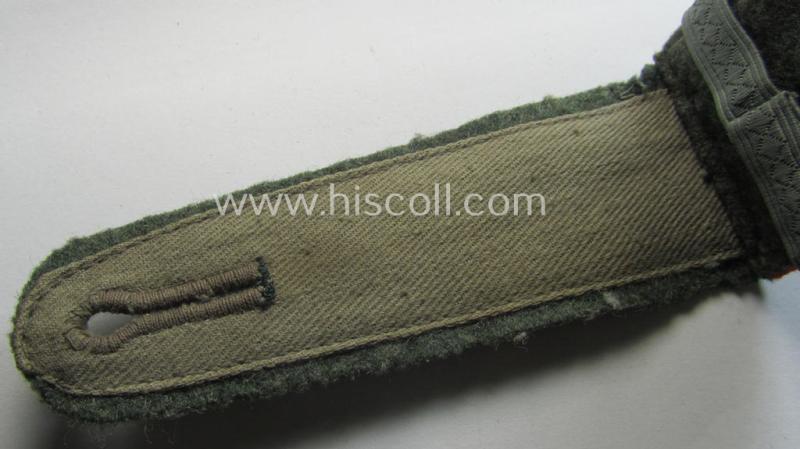 Single, WH (Heeres) 'M41- o. M43'-pattern, EM-type shoulderstrap: 'Soldat u. Uffz.-Anw. der Art.-Truppen'