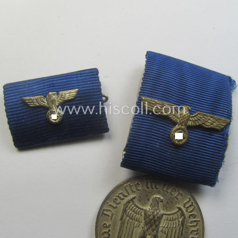 Silver-toned WH (Heeres o. KM) so-called: 'Einzelspange' showing a: 'WH-Dienstauszeichnung 4. Stufe' (as was intended for 4 years of loyal-service) and that shows a detailed, Heeres o. KM-type-eagle-device, period-attached