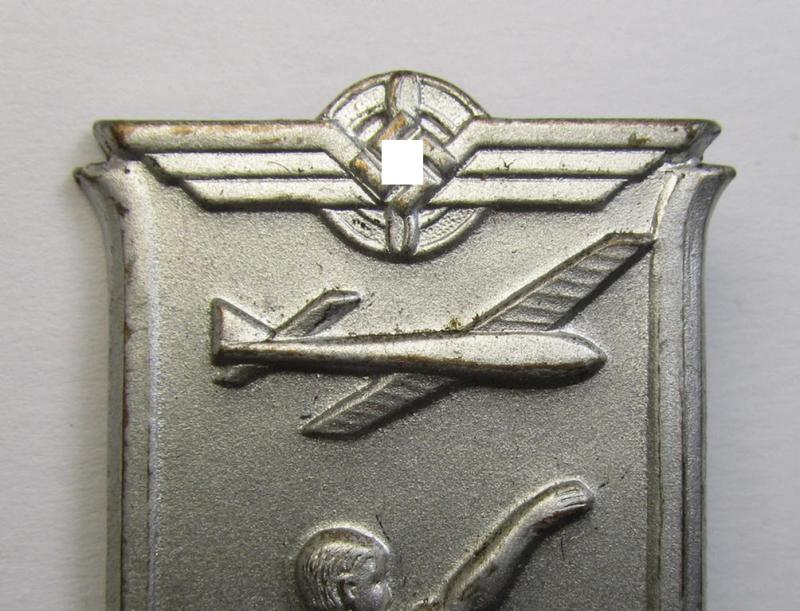 Commemorative - and with certainty scarcely seen! - so-called: 'D.L.V.'- (ie. 'Deutsches Luftsport Verbandes'-) related 'tinnie' depicting the typical: D.L.V.'-logo and detailed illustration of a youngster launching a model glider-plane