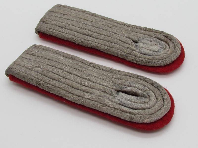 Wehrmacht Artillery Lieutenant shoulder boards & collar tabs