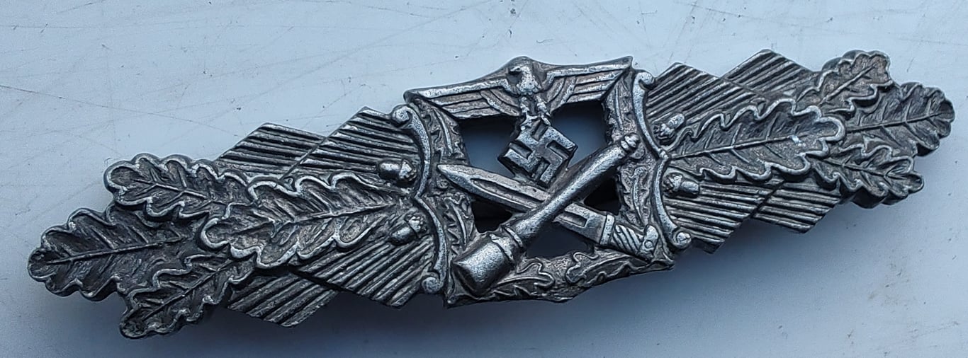 CLOSE COMBAT CLASP IN SILVER, BY W.E. PEEKHAUS