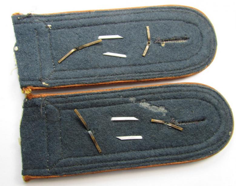 Fully matching, 'cyphered' pair of WH (Luftwaffe) NCO-type shoulderstraps, as piped in the light-brown-coloured branchcolour, as was intended for an: 'Oberfeldwebel der Nachrichten-Trpn. u. Mitglied einer Nachrichtenschule'