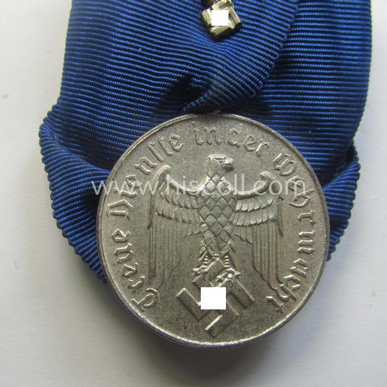 Bright silver-toned WH (Luftwaffe) so-called: 'Einzelspange' showing a: 'WH-Dienstauszeichnung 4. Stufe' (as was intended for 4 years of loyal-service) and that shows a detailed, Luftwaffe-type-eagle-device, period-attached