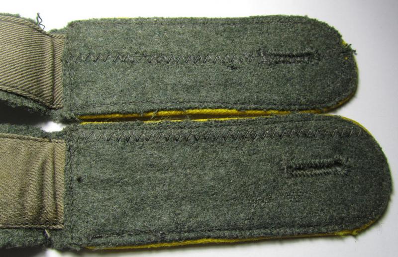 Attractive - and matching! - pair of WH (Heeres) mid-war-period- (ie. 'M43'-pattern-) EM-type shoulderstraps as piped in the bright-yellow- (ie. 'zitronengelber'-) coloured branchcolour as intended for a: 'Soldat der Nachrichten-Truppen'