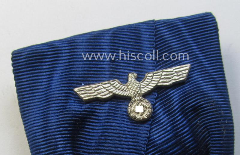 Superb, bright silver-toned WH (Heeres- o. KM) so-called: 'Einzelspange' showing a: 'WH-Dienstauszeichnung 4. Stufe' (as was intended for 4 years of loyal-service) and that shows a detailed, 'Heeres'-type-eagle-device, period-attached