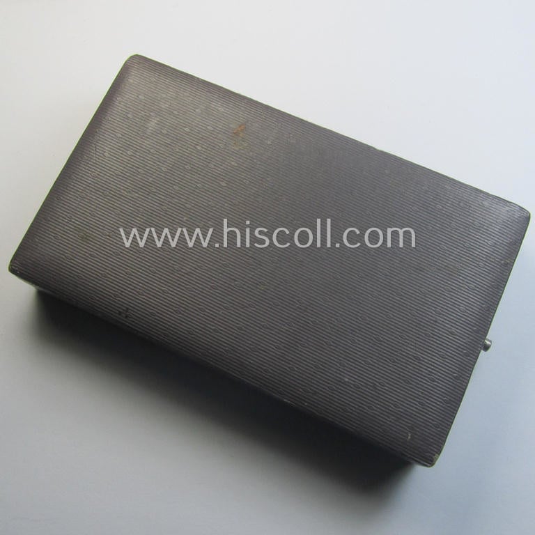 Attractive - and quite unusual! - WWI-period: 'Eisernes Kreuz II. Klasse' (or: iron cross second class) being a non-maker-marked example that comes stored in its luxuriously-styled, blue-coloured etui as issued and/or found