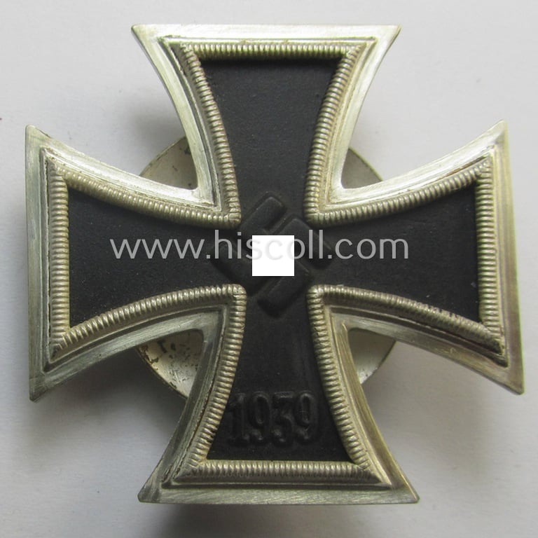 Superb - and minimally used! - 'EK 1. Kl.' (or: Iron Cross 1st class) as executed in the scarcely seen so-called: 'screw-back'-pattern being a typical maker- (ie. 'L/11'-) marked example as was produced by the 'Hersteller': 'Wilh. Deumer'