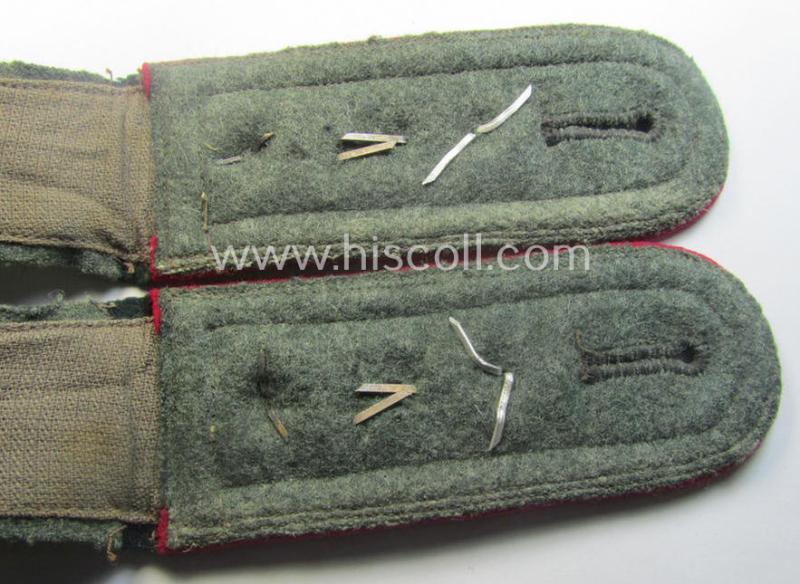 Pair of WH (Heeres), 'cyphered', so-called: 'M36 o. M40'-NCO-type shoulderstraps as was intended for usage by an: 'Oberfeldwebel einer Veterinär-Abteilung und Mitglied einer Ärtzlichen Akademie des Heeres'